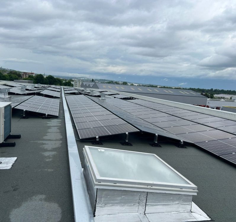 426 panneaux installés par Apj Solar Un champ de panneaux solaire à proximité de Dijon en Cote d'Or